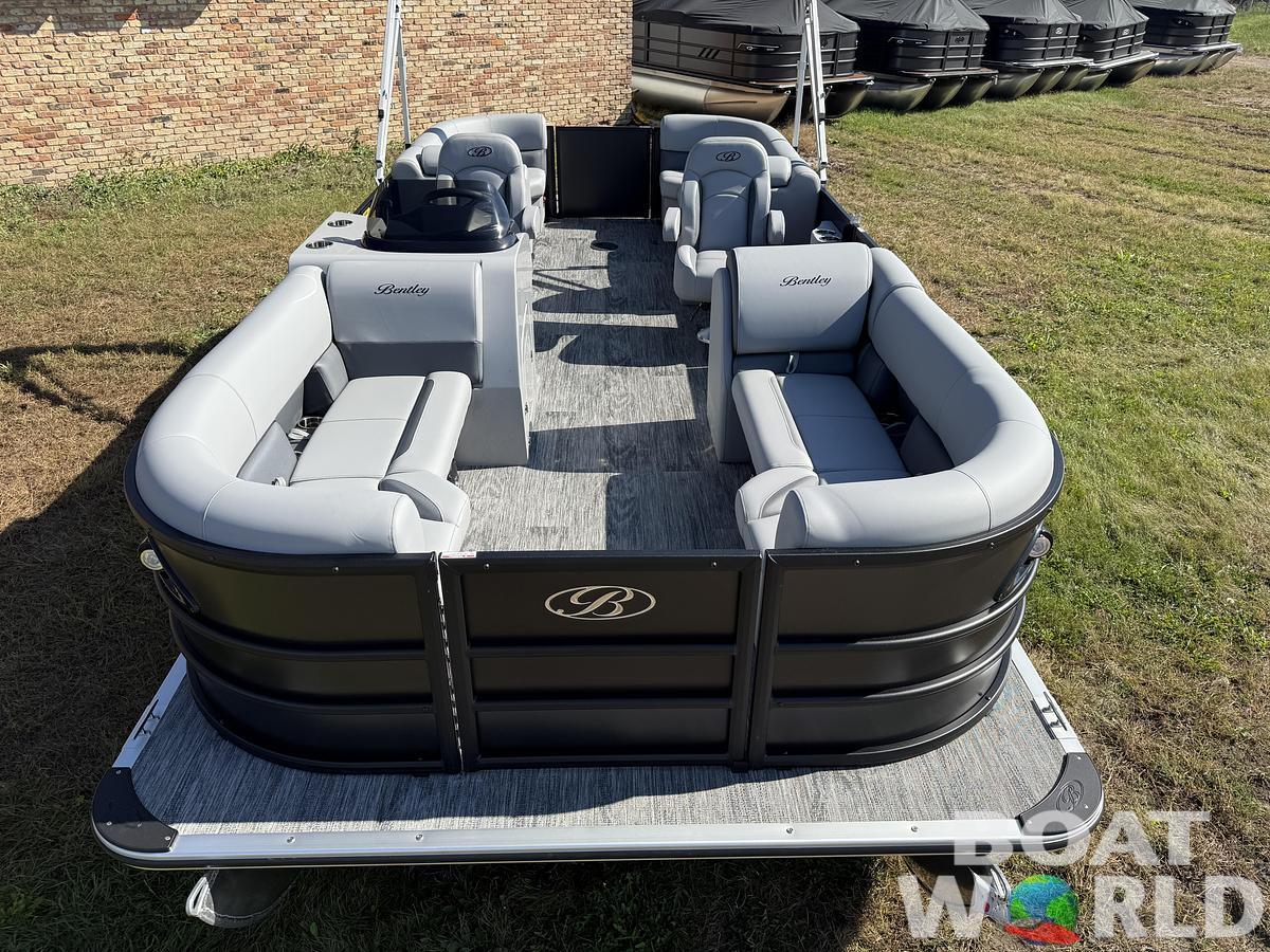 2025 Bentley Pontoons Legacy 220 Navigator Quad Lounge & Honda 4-Stroke EFI