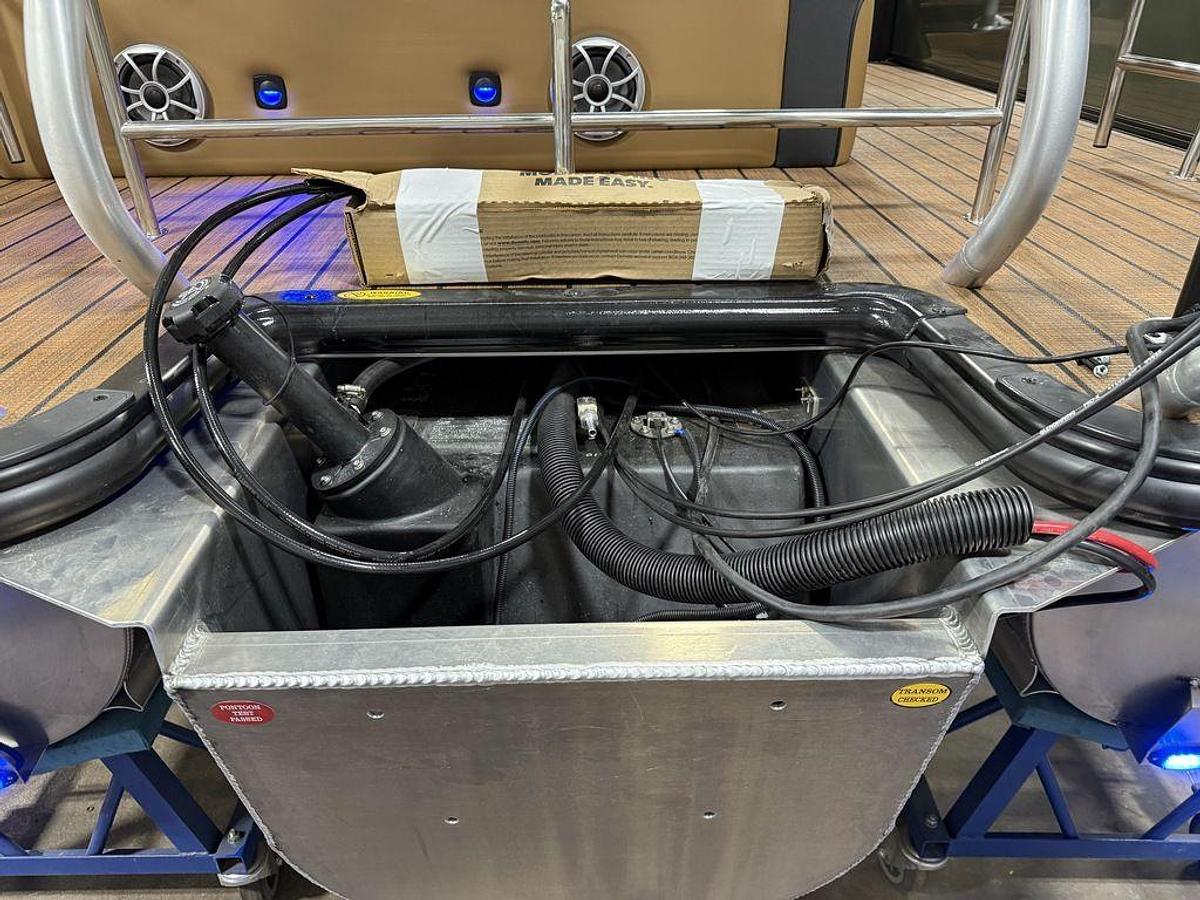 2025 Bentley Pontoons Elite 223 Swingback Tritoon & Honda 4-Stroke EFI