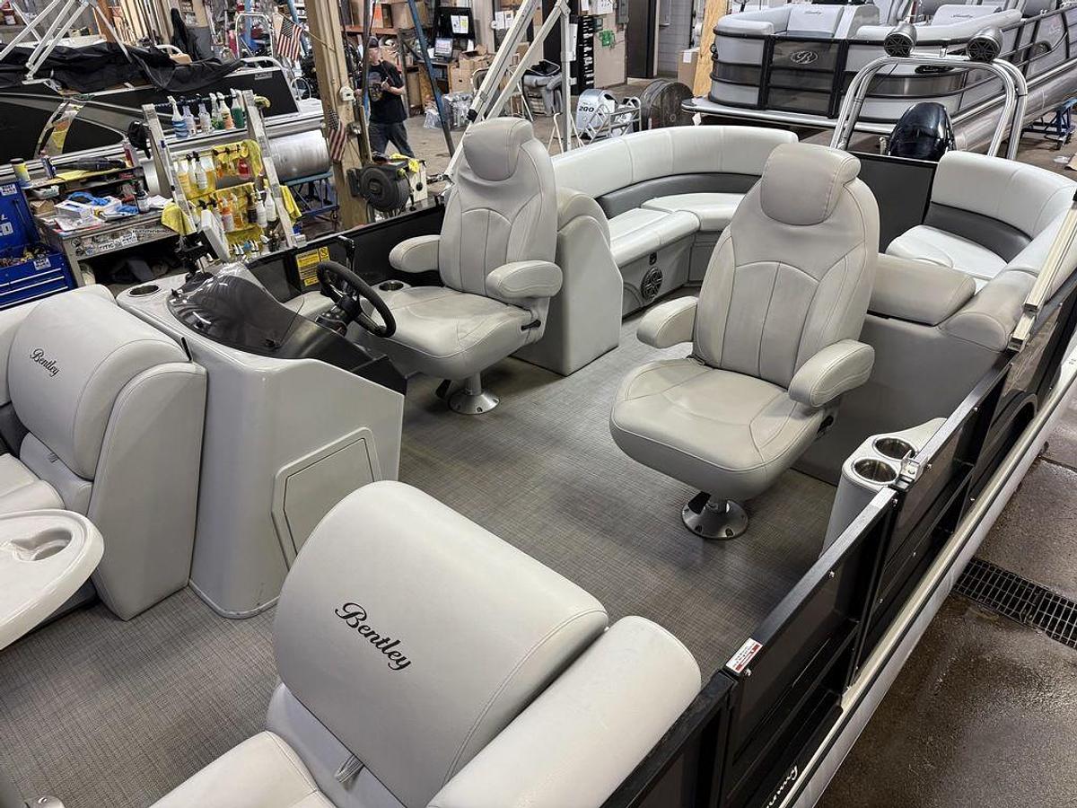 Used 2020 Bentley Pontoons Legacy 223 Navigator Quad Lounge Tritoon & Suzuki 140HP 4-Stroke EFI