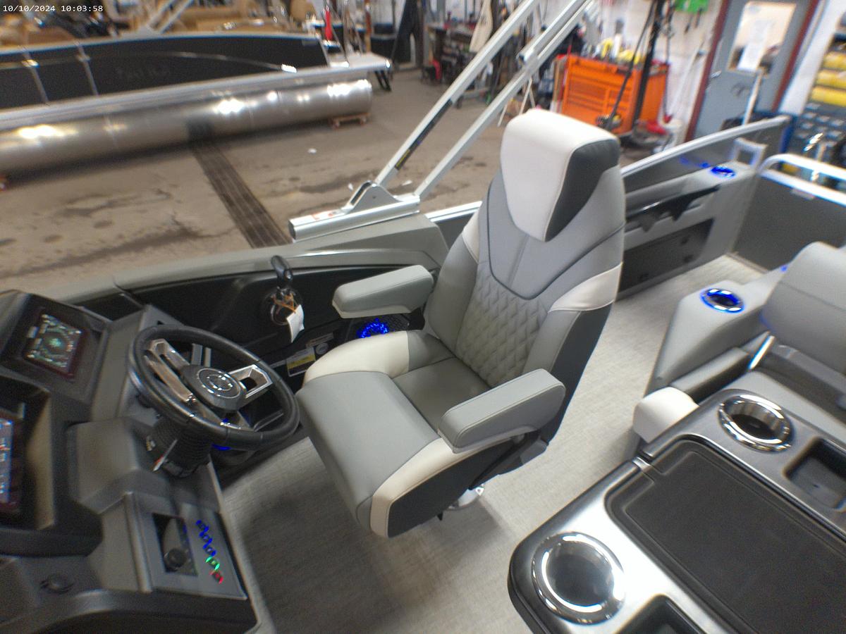 2025 Tahoe Pontoons Cascade 2385 Swingback Tritoon & 225HP 4-Stroke EFI