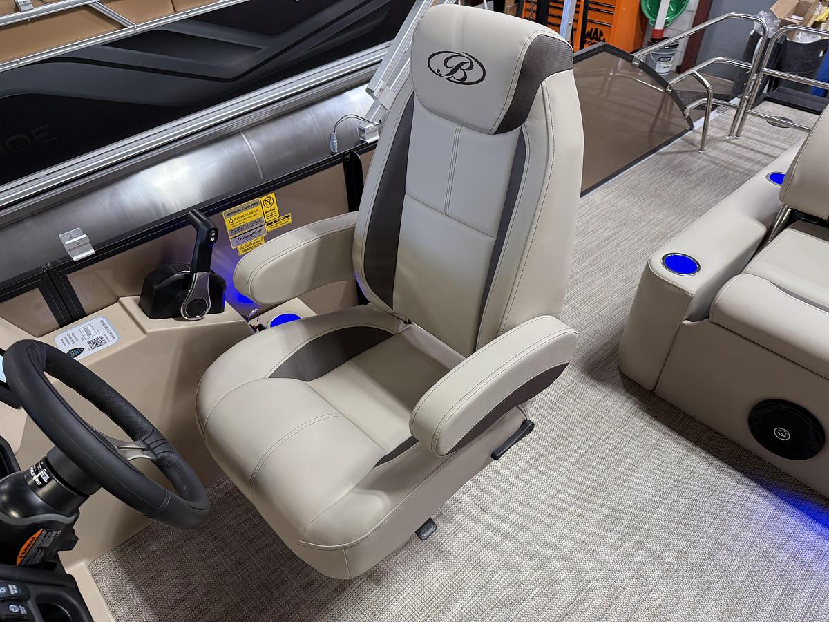 2025 Bentley Pontoons Legacy 223 Swingback Tritoon & Honda 4-Stroke EFI