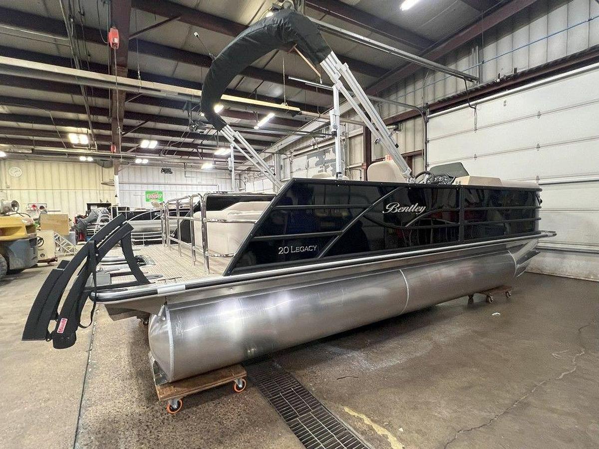 2025 Bentley Pontoons Legacy 200 Swingback & Honda 4-Stroke EFI