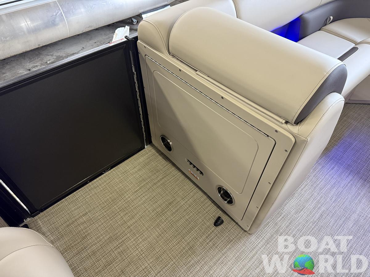 2025 Bentley Pontoons Legacy 220 Navigator Quad Lounge & Honda 4-Stroke EFI