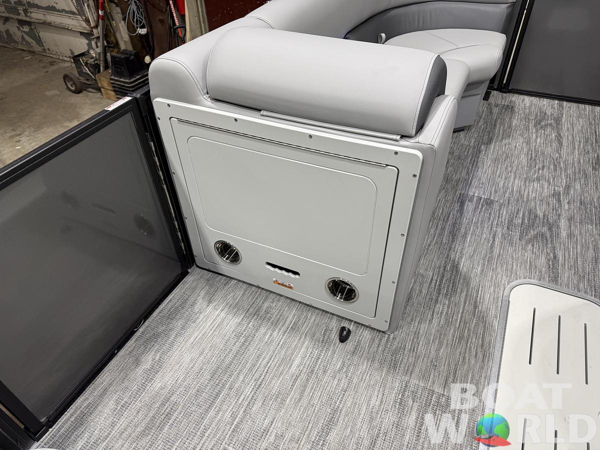 2026 Bentley Pontoons Legacy 223 Swingback Tritoon 