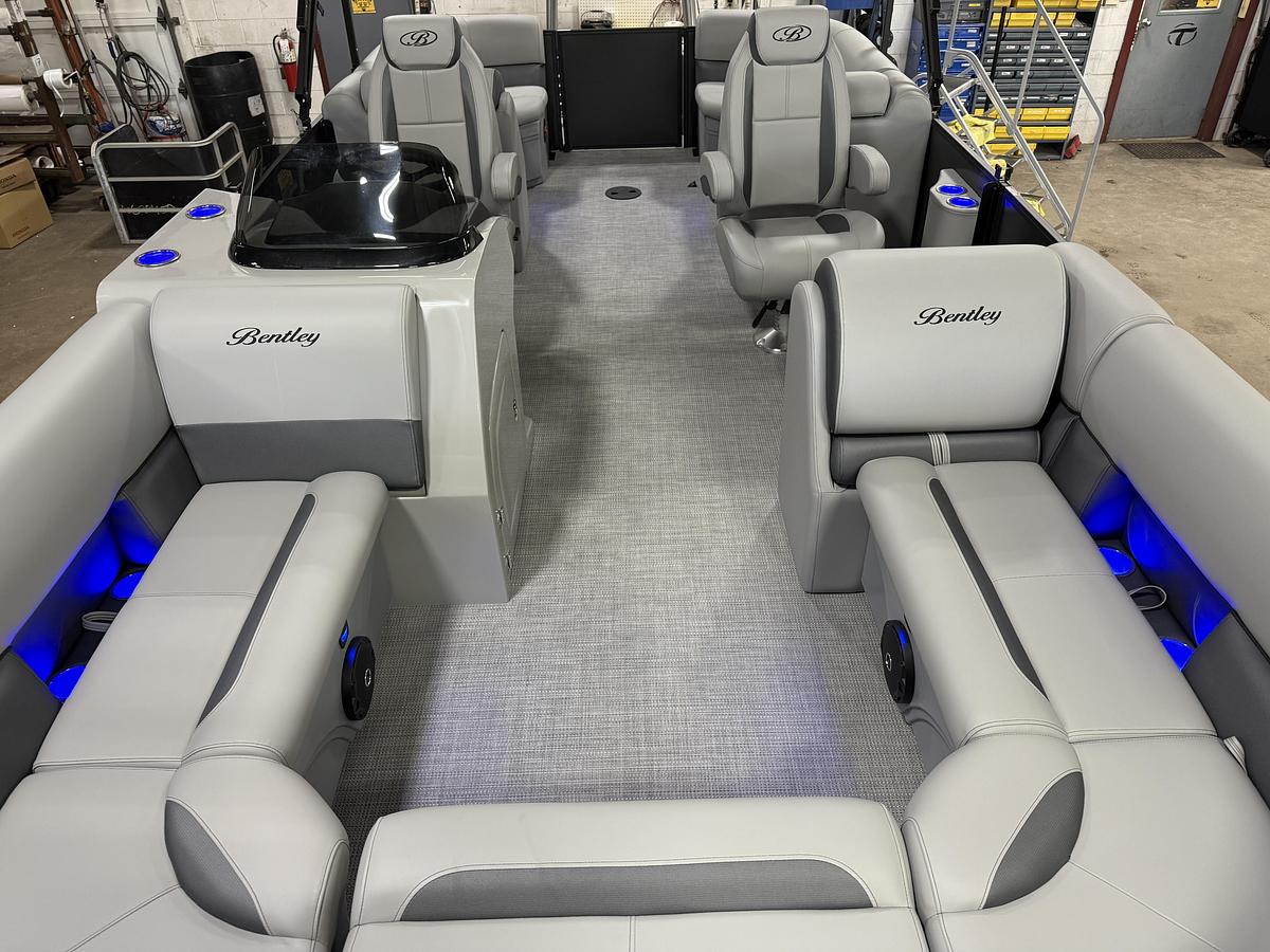 2025 Bentley Pontoons Legacy 220 Navigator Quad Lounge & Honda 4-Stroke EFI