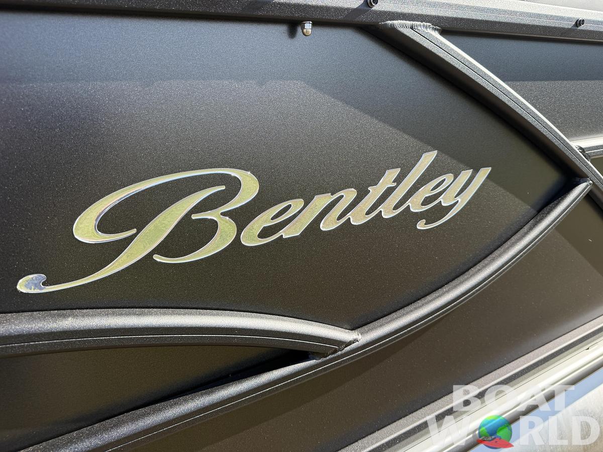 2026 Bentley Pontoons Legacy 220 Navigator Quad Lounge 