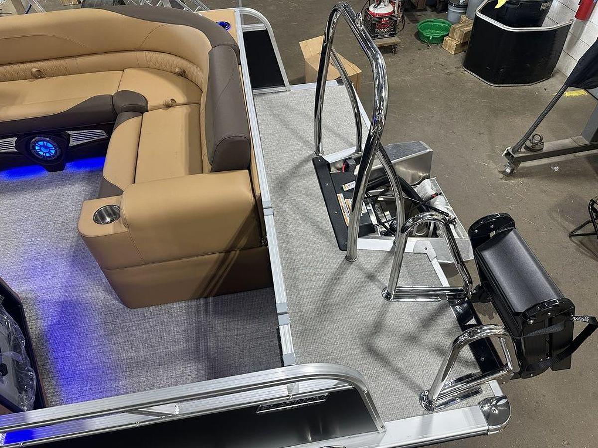 2025 Tahoe Pontoons LTZ 2385 Elite Cruise Windshield Tritoon & Honda 4-Stroke EFI