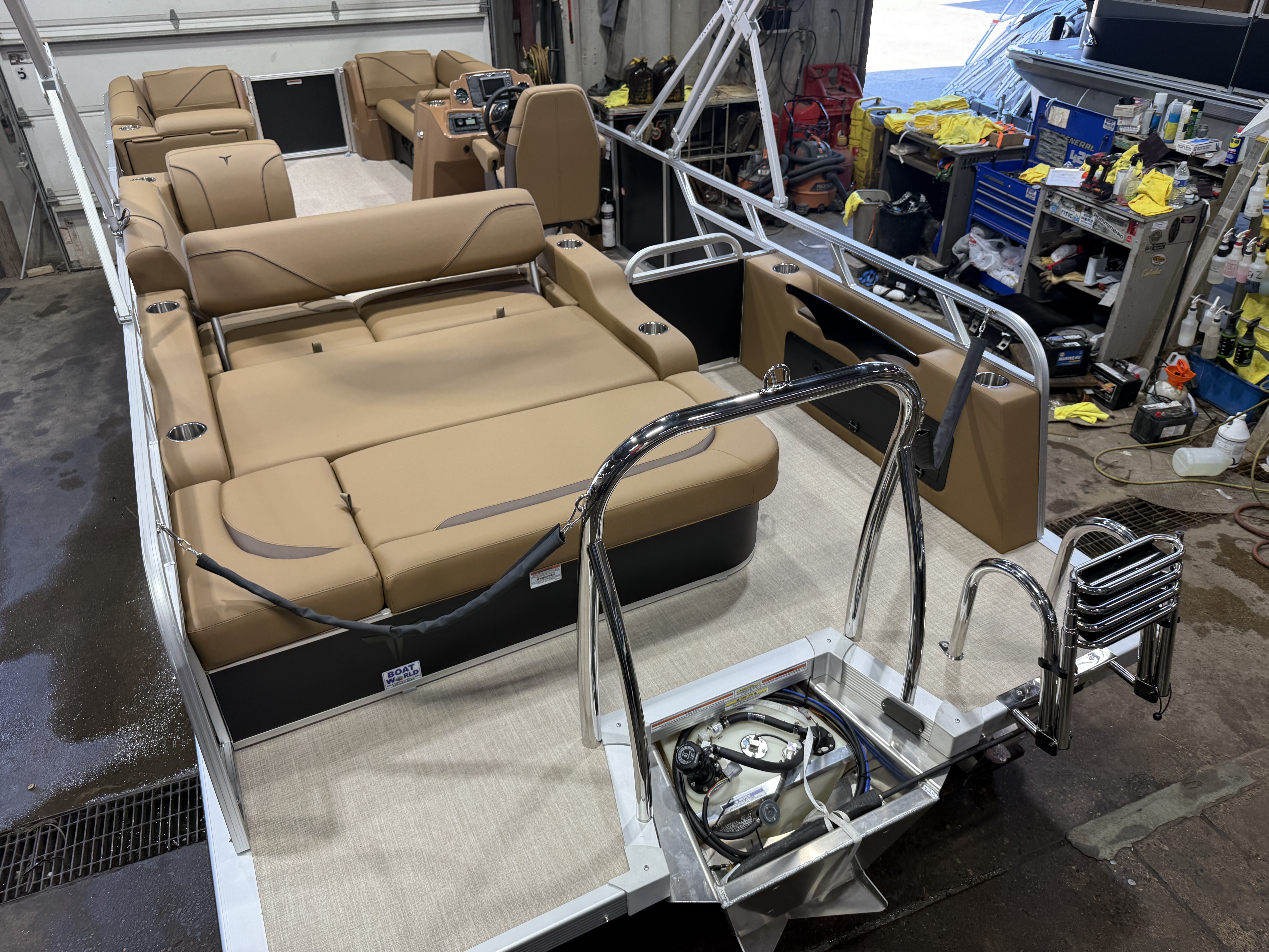 2027 Tahoe Sport VRB SE 2385 Swingback & 4-Stroke $35995