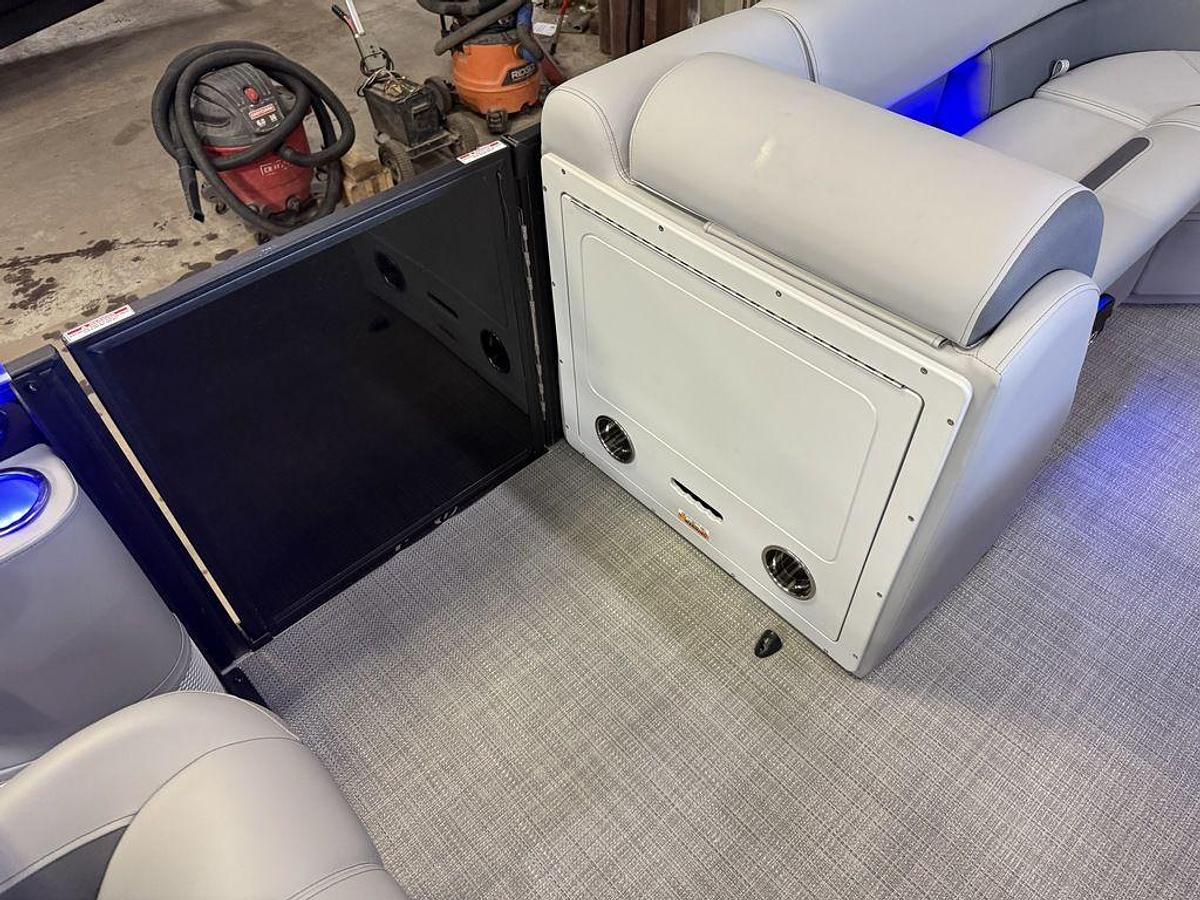 2026 Bentley Pontoons Legacy 220 Swingback & Honda 4-Stroke EFI