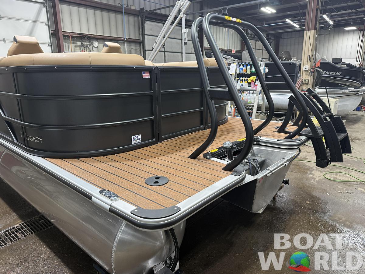 2026 Bentley Legacy 220 Navigator DL Quad Lounge $42995