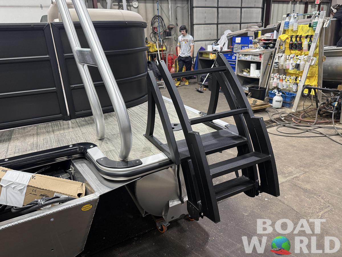 2026 Bentley Pontoons Legacy 223 Navigator Quad Lounge Tritoon