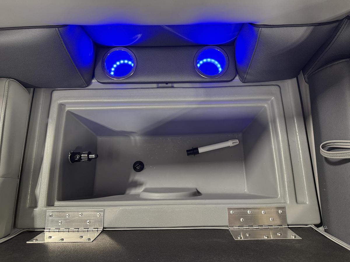 2025 Bentley Pontoons Legacy 220 Navigator Quad Lounge & Honda 4-Stroke EFI