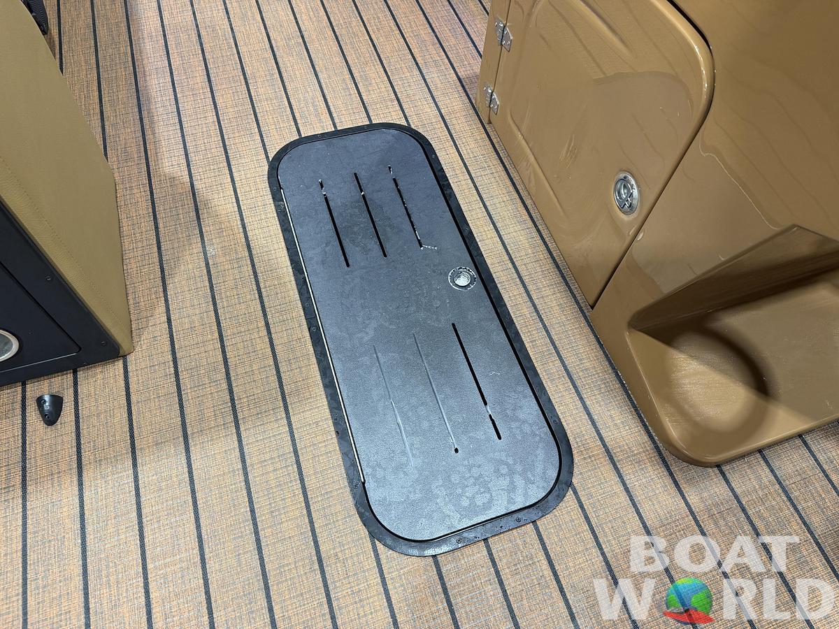 2026 Bentley Pontoons Legacy 223 Swingback Tritoon 