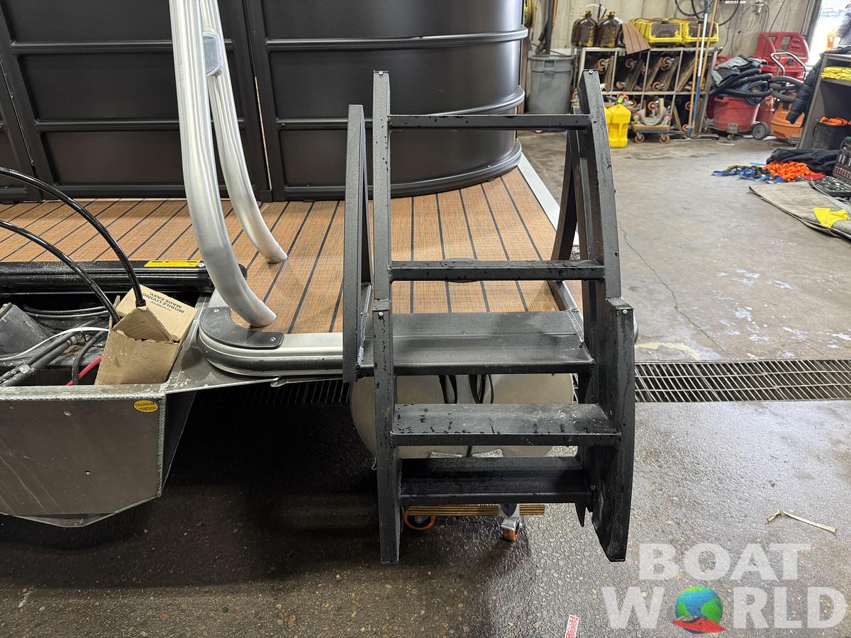 2026 Bentley Legacy 300HP Navigator Quad Lounge Tritoon $67995