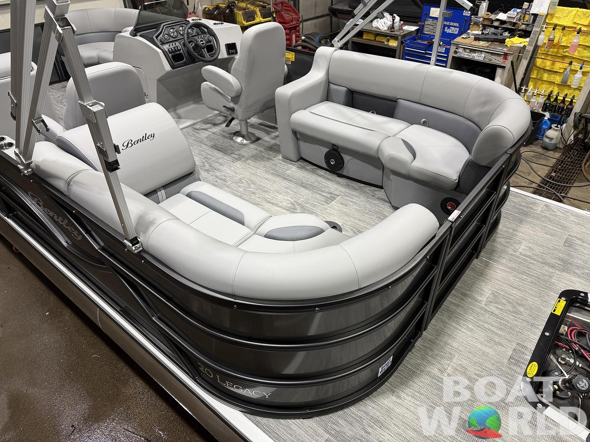 2026 Bentley Pontoons Legacy 220 Navigator Quad Lounge