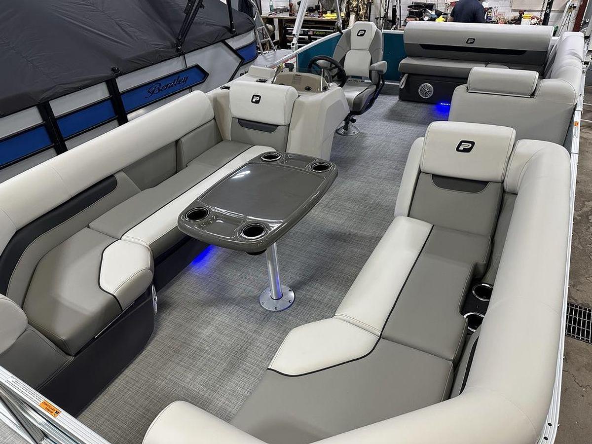 2025 Princecraft Vectra 23 RL Swingback Lounge Pontoon & Mercury 4-Stroke EFI