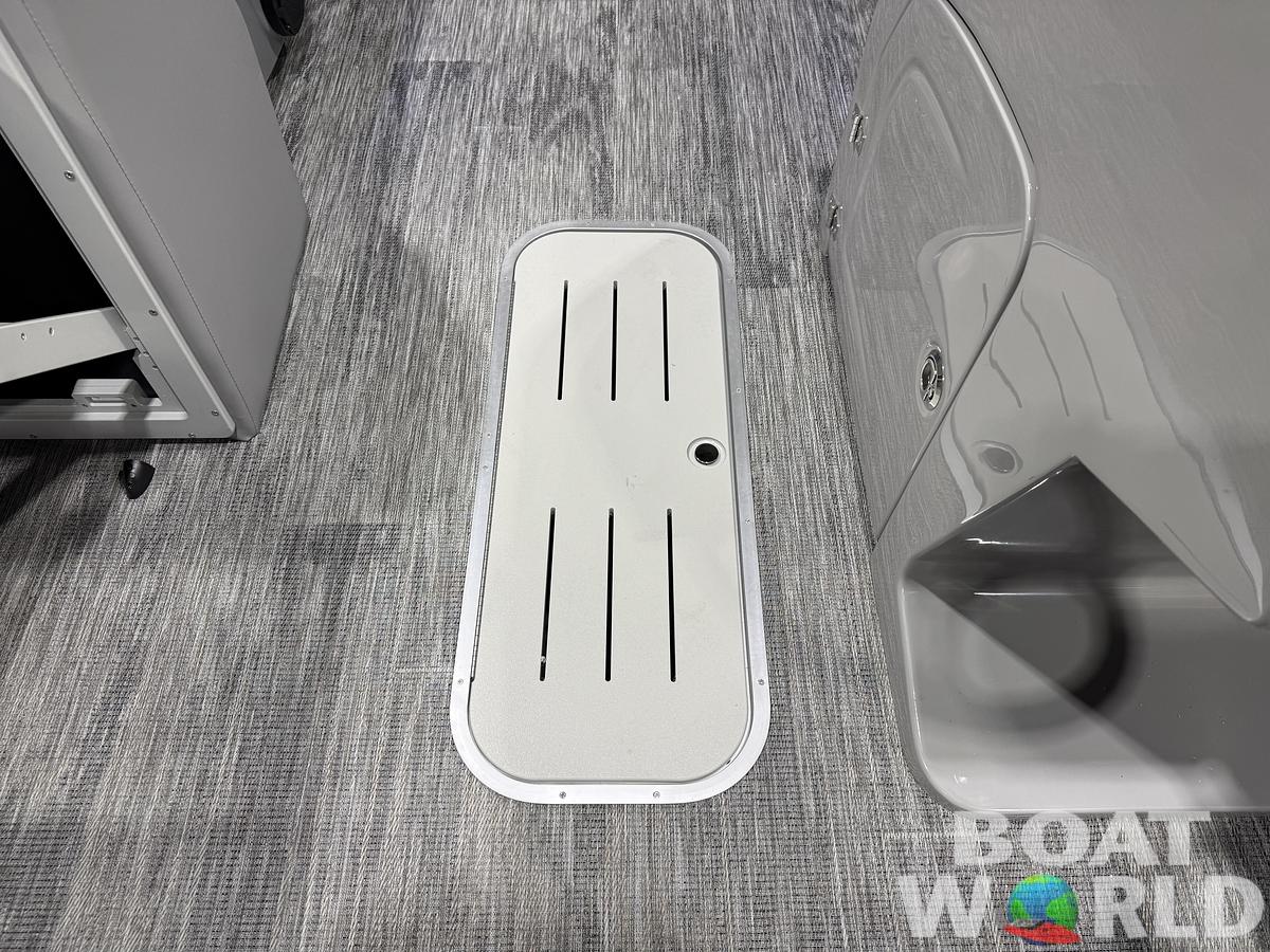 2026 Bentley Pontoons Legacy 223 Swingback Tritoon 