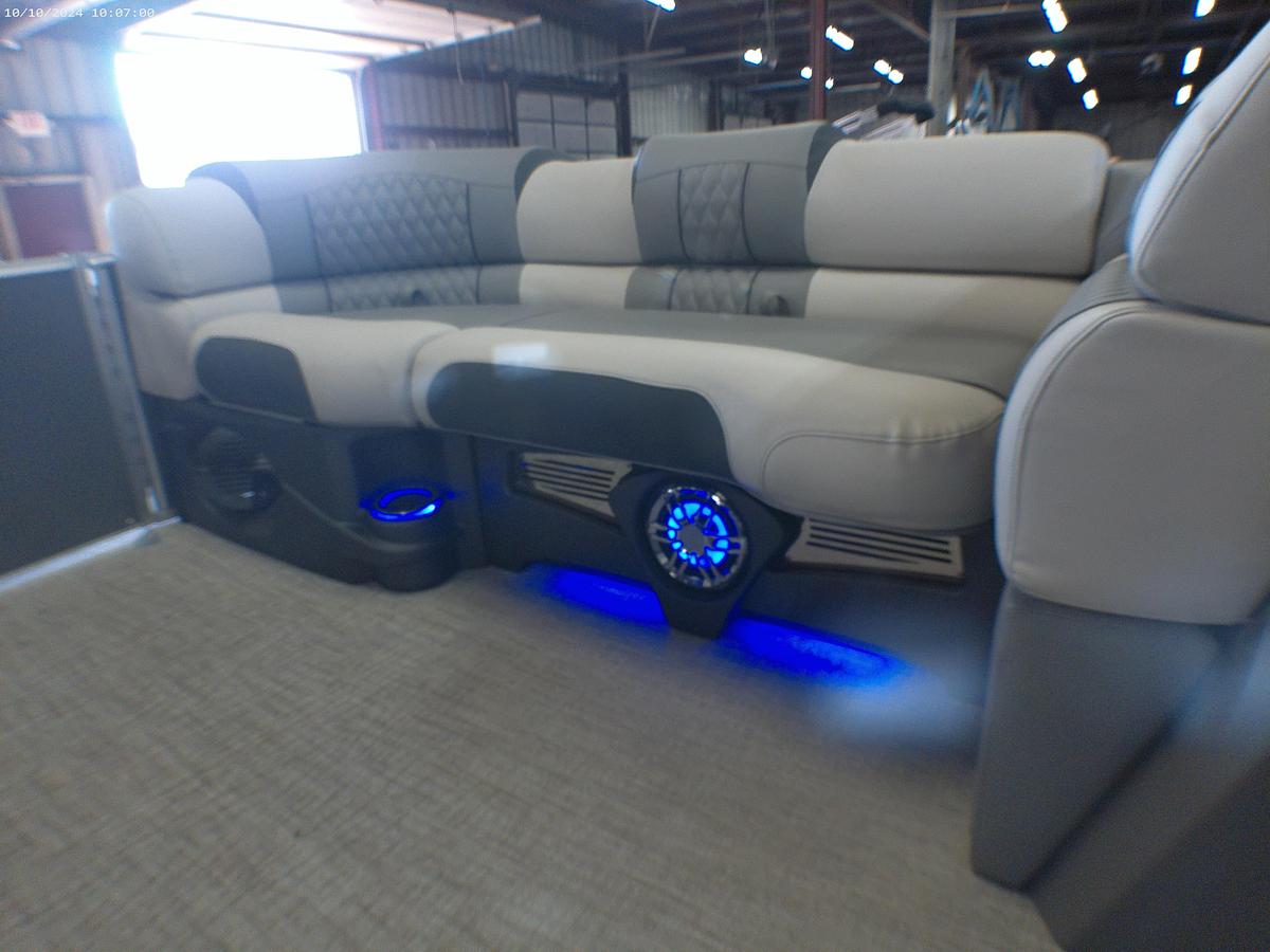 2025 Tahoe Pontoons Cascade 2385 Swingback Tritoon & 225HP 4-Stroke EFI