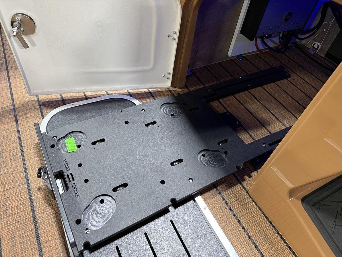 2025 Bentley Pontoons Elite 223 Swingback Tritoon & Honda 4-Stroke EFI