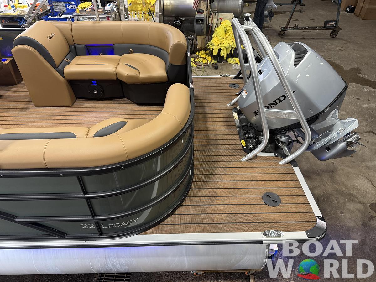 2026 Bentley Legacy 150HP 220 Navigator DL Quad Lounge $49995