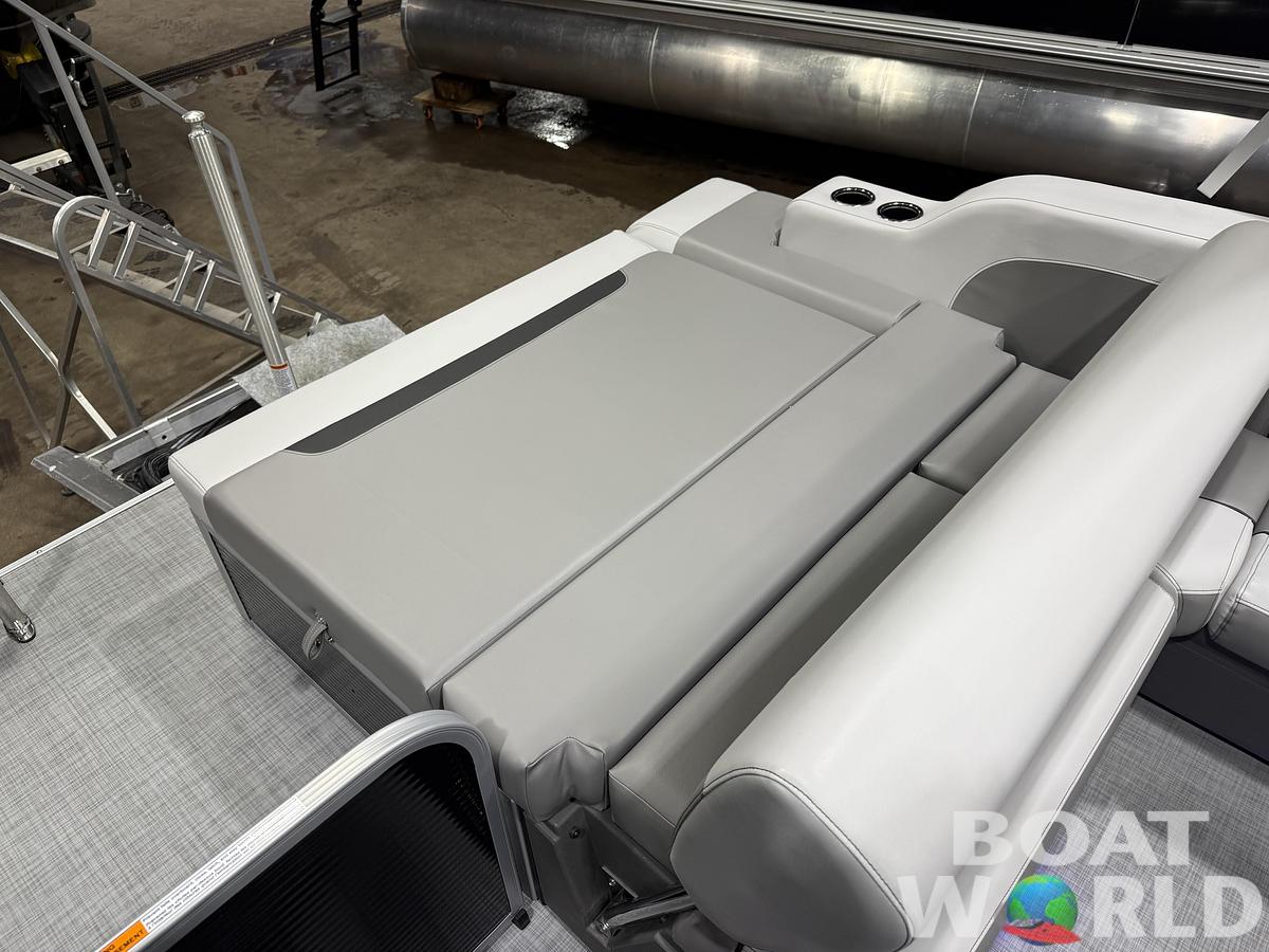 2026 Princecraft Vectra 23 RL Long Lounge Swingback Tritoon 