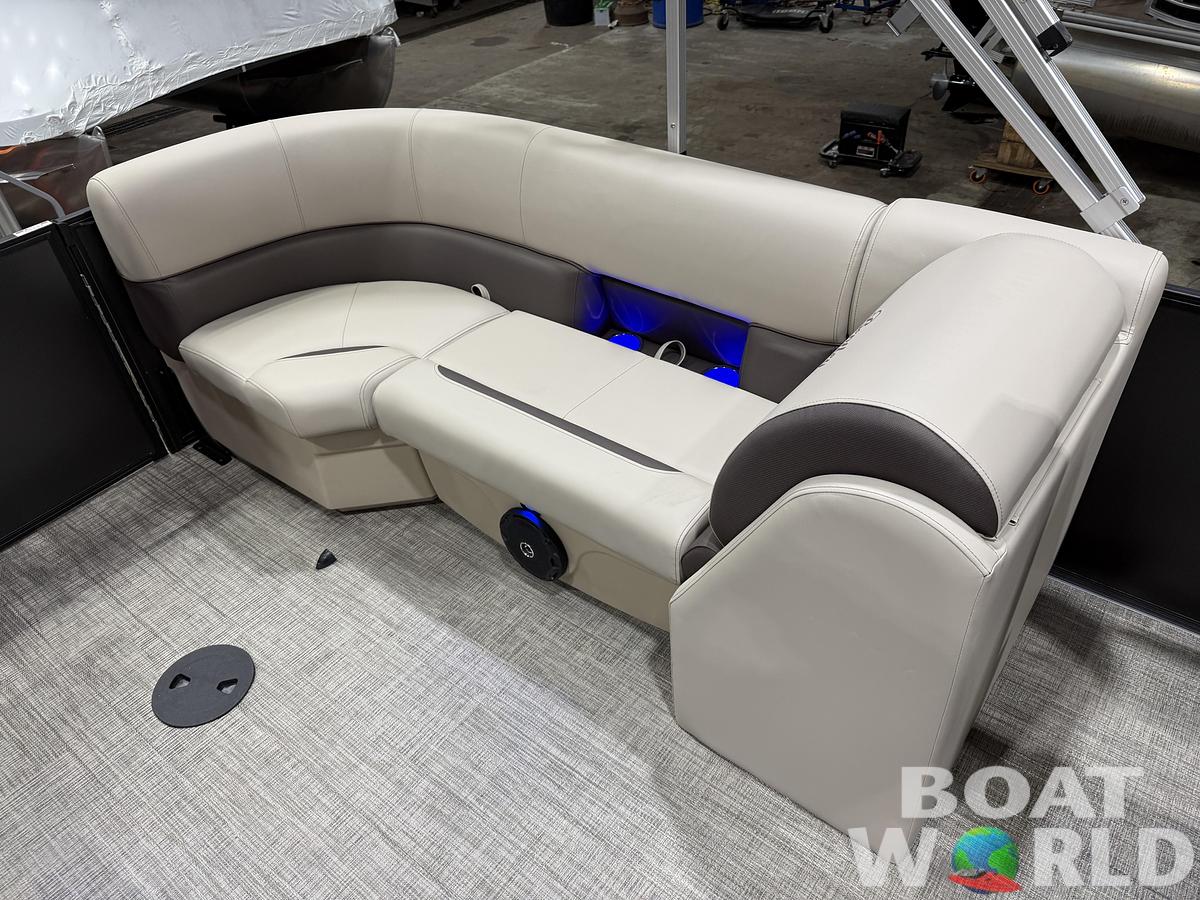 2026 Bentley Pontoons Legacy 223 Navigator Quad Lounge Tritoon