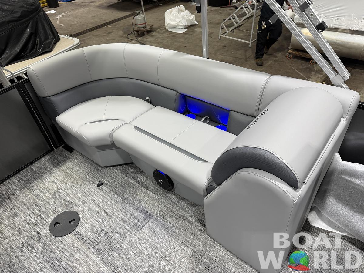 2026 Bentley Pontoons Legacy 220 Navigator DL Quad Lounge
