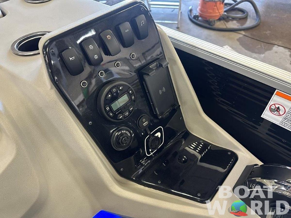 2025 Princecraft Vectra 21 RL Swingback SS Pontoon & Mercury 4-Stroke EFI