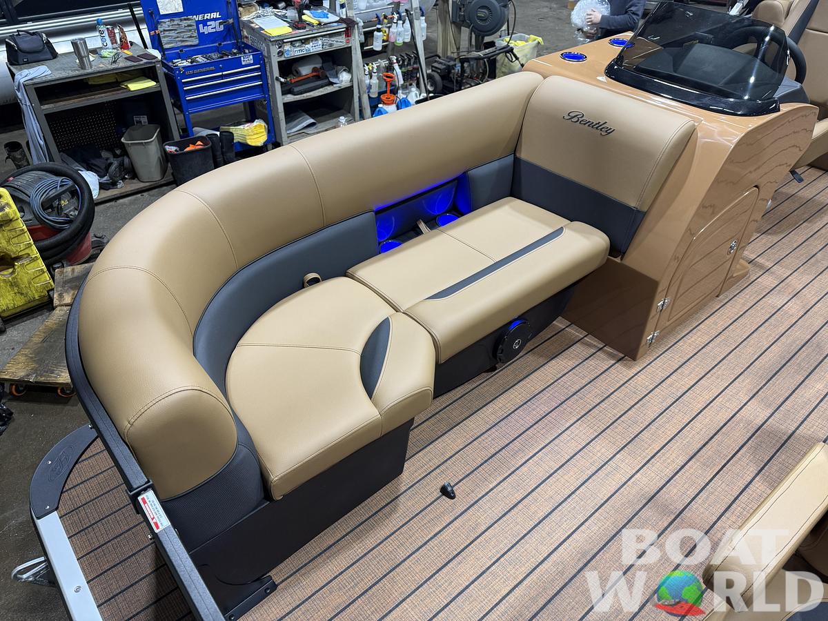 2026 Bentley Legacy 220 Navigator DL Quad Lounge $42995