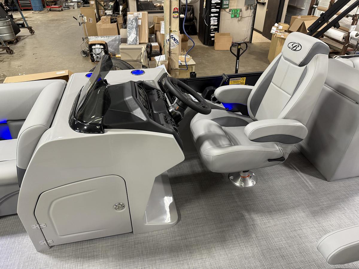 2025 Bentley Pontoons Legacy 220 Navigator Quad Lounge & Honda 4-Stroke EFI