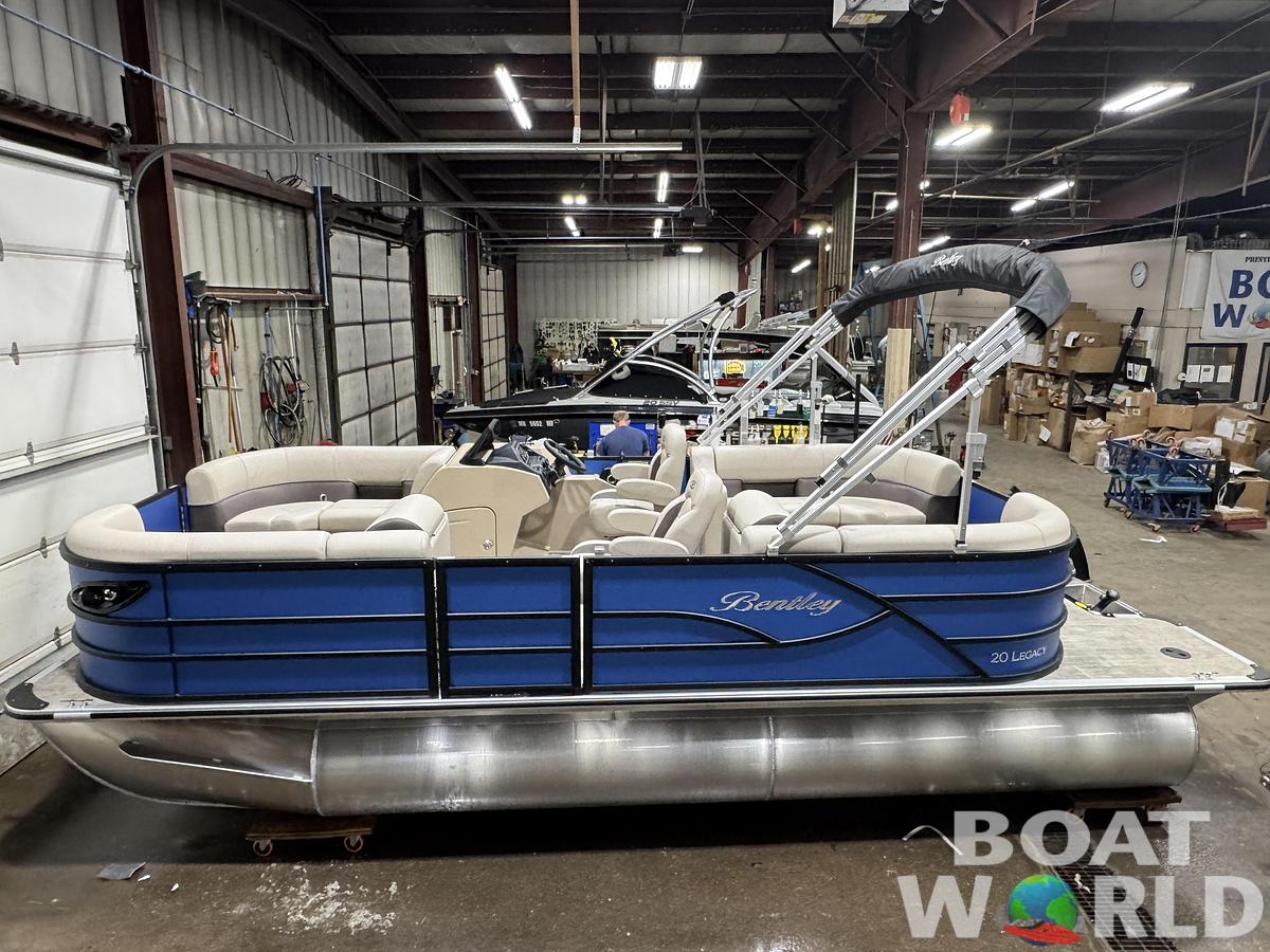 2026 Bentley Pontoons Legacy 220 Navigator Quad Lounge