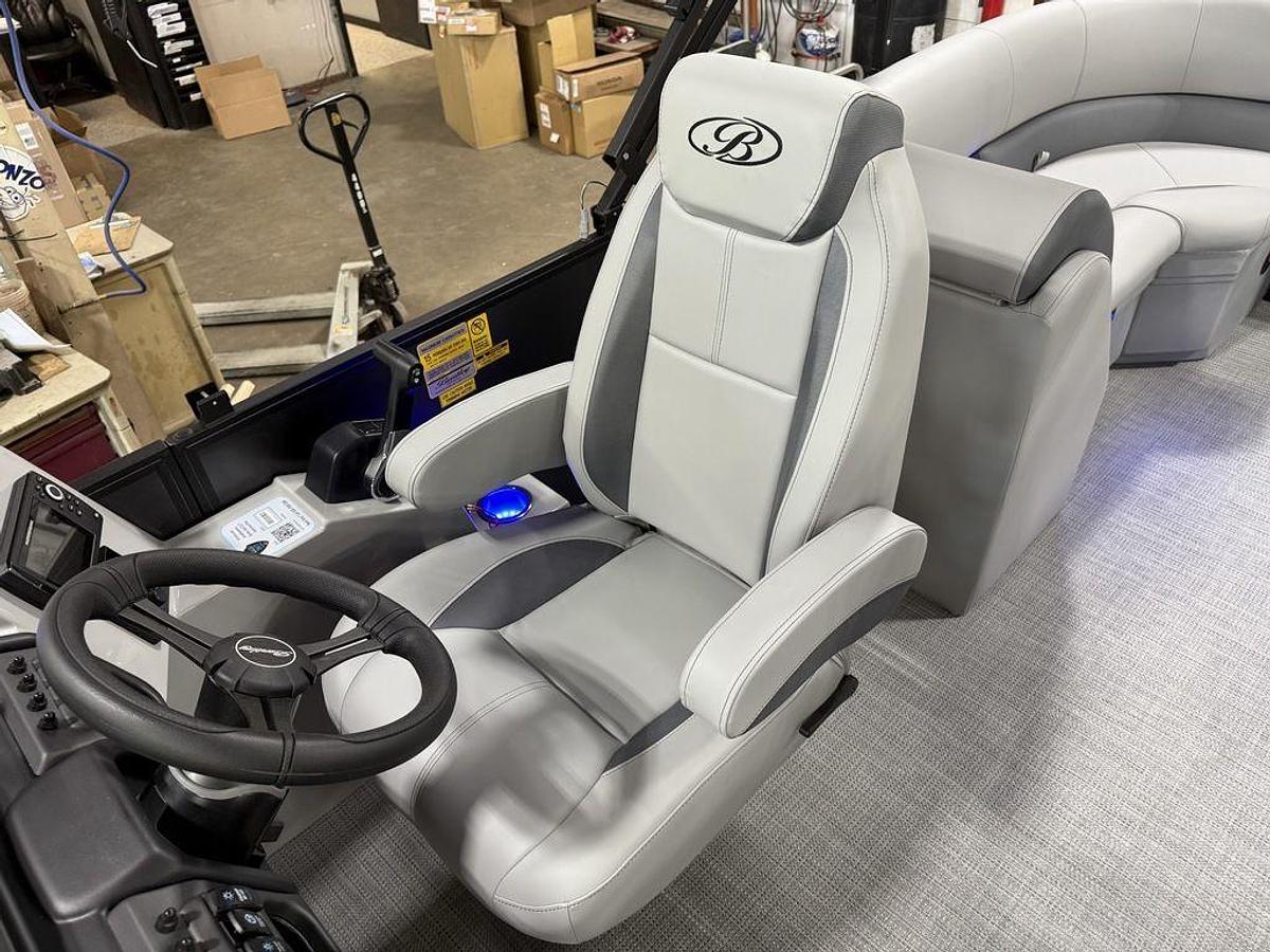 2025 Bentley Pontoons Legacy 220 Navigator Quad Lounge & Honda 4-Stroke EFI