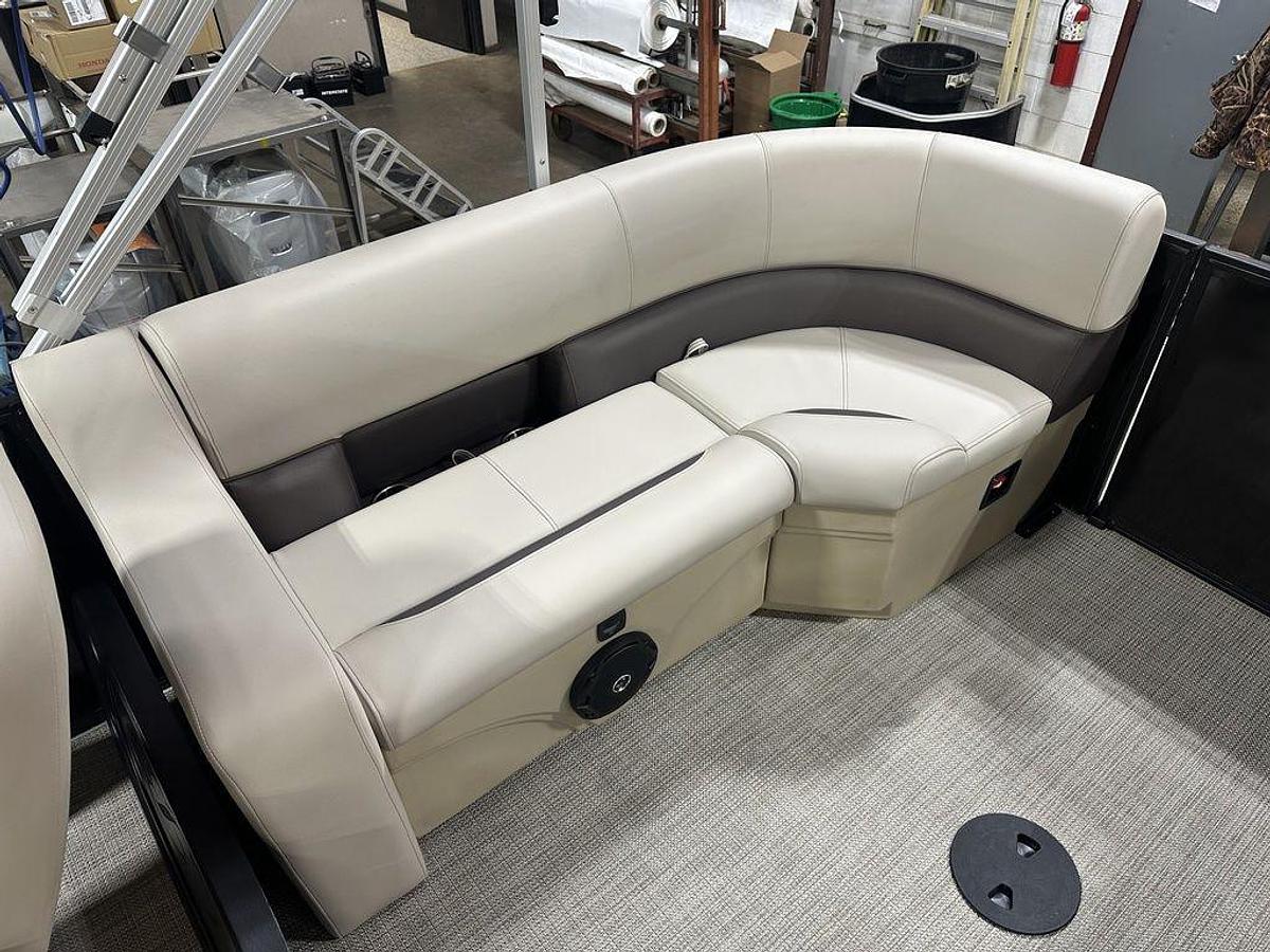 2025 Bentley Pontoons Legacy 200 Navigator Quad Lounge & Honda 4-Stroke EFI