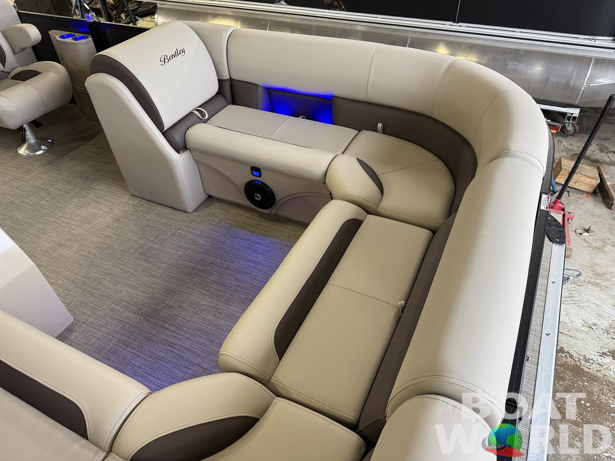 2025 Bentley Pontoons Legacy 220 Navigator Quad Lounge & Honda 4-Stroke EFI