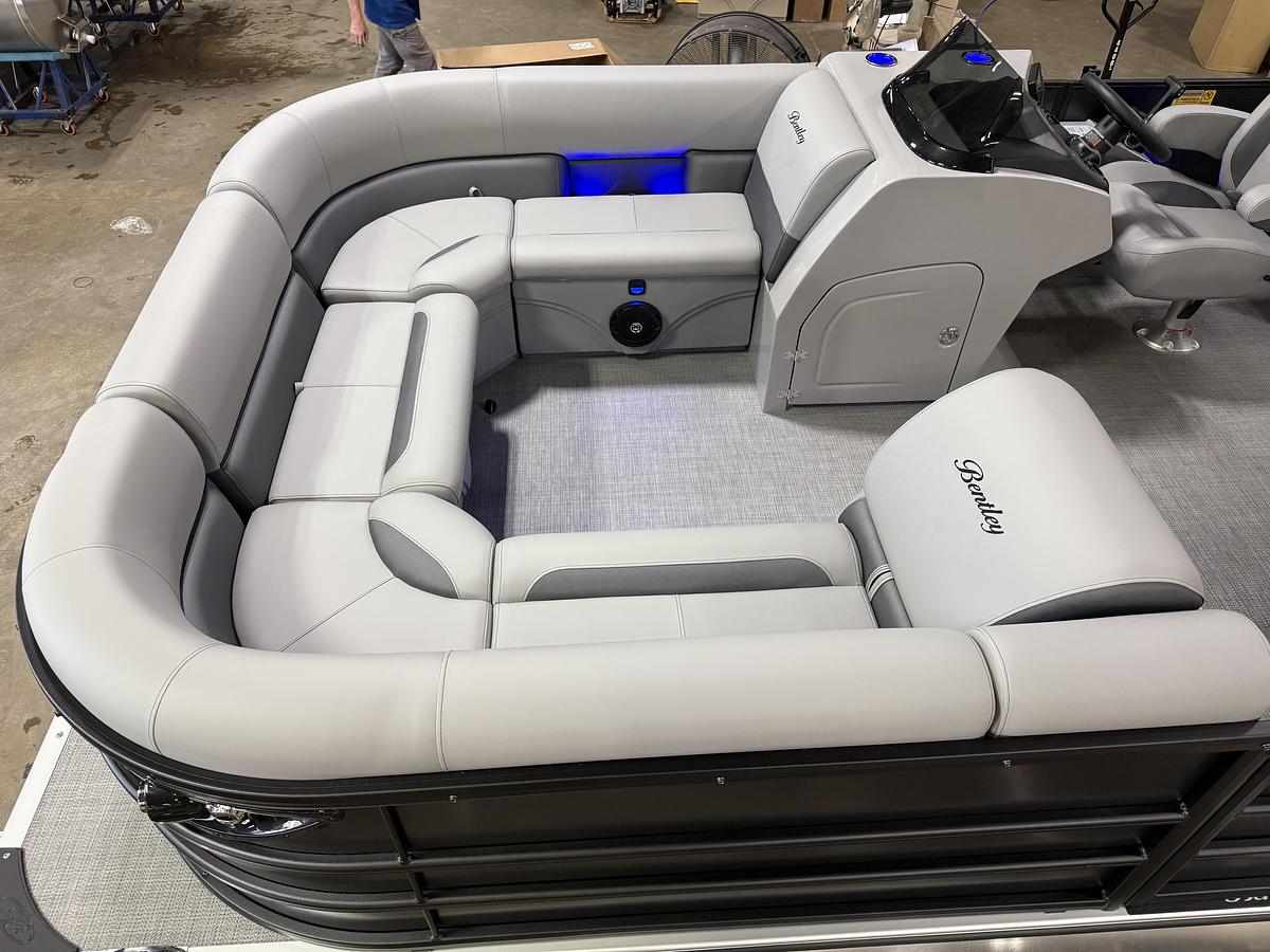 2025 Bentley Pontoons Legacy 220 Navigator Quad Lounge & Honda 4-Stroke EFI