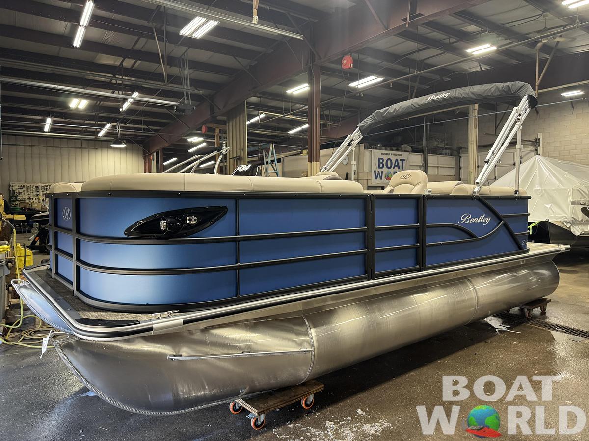 2026 Bentley Pontoons Legacy 220 Navigator Quad Lounge