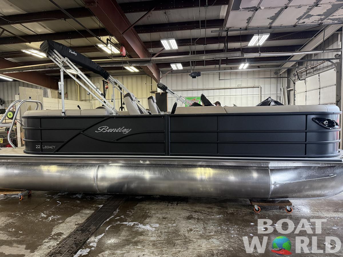 2025 Bentley Pontoons Legacy 220 Navigator Quad Lounge & Honda 4-Stroke EFI