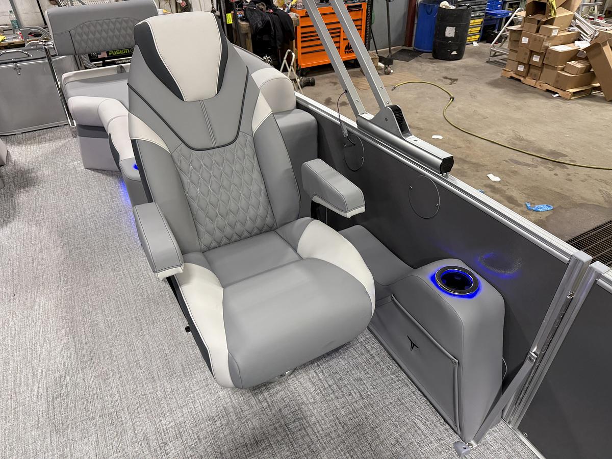 2025 Tahoe Pontoons Cascade 2385 Quad Lounge Shift SS Tritoon & Honda 225HP Outboard