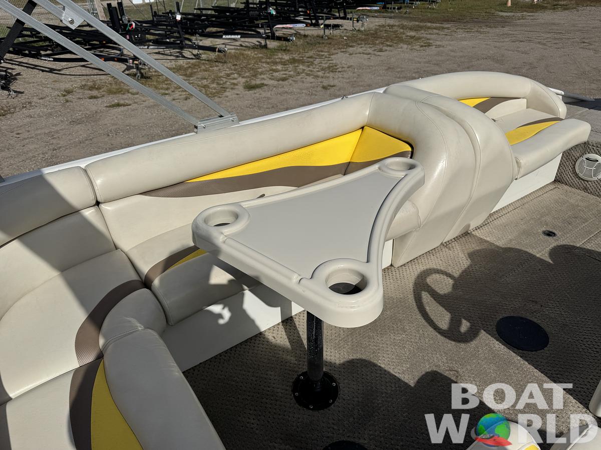 Used 2007 Lowe Suncruiser Tahiti 224 Deck Boat