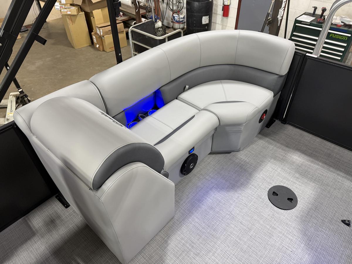 2025 Bentley Pontoons Legacy 220 Navigator Quad Lounge & Honda 4-Stroke EFI