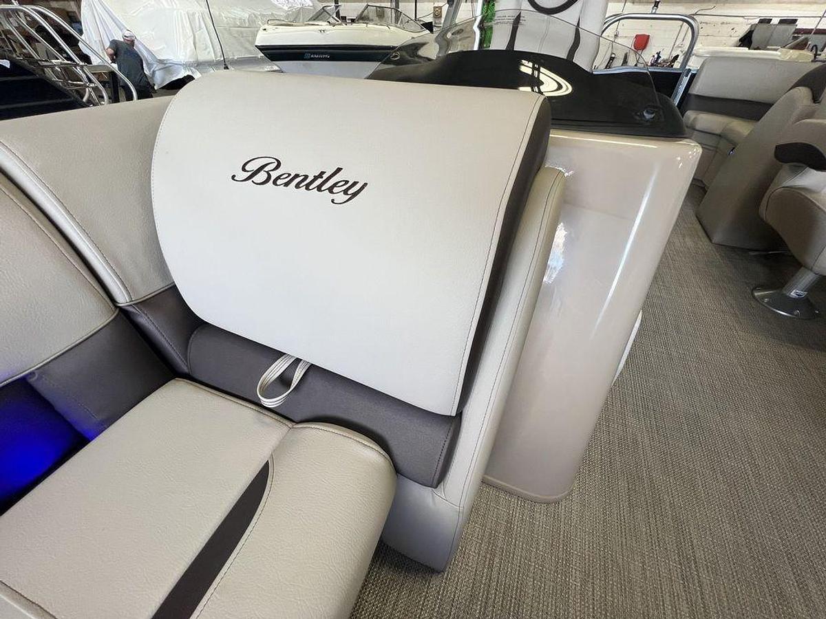 2024 Bentley Pontoons Legacy 200 Navigator Quad Lounge & Honda 4-Stroke EFI