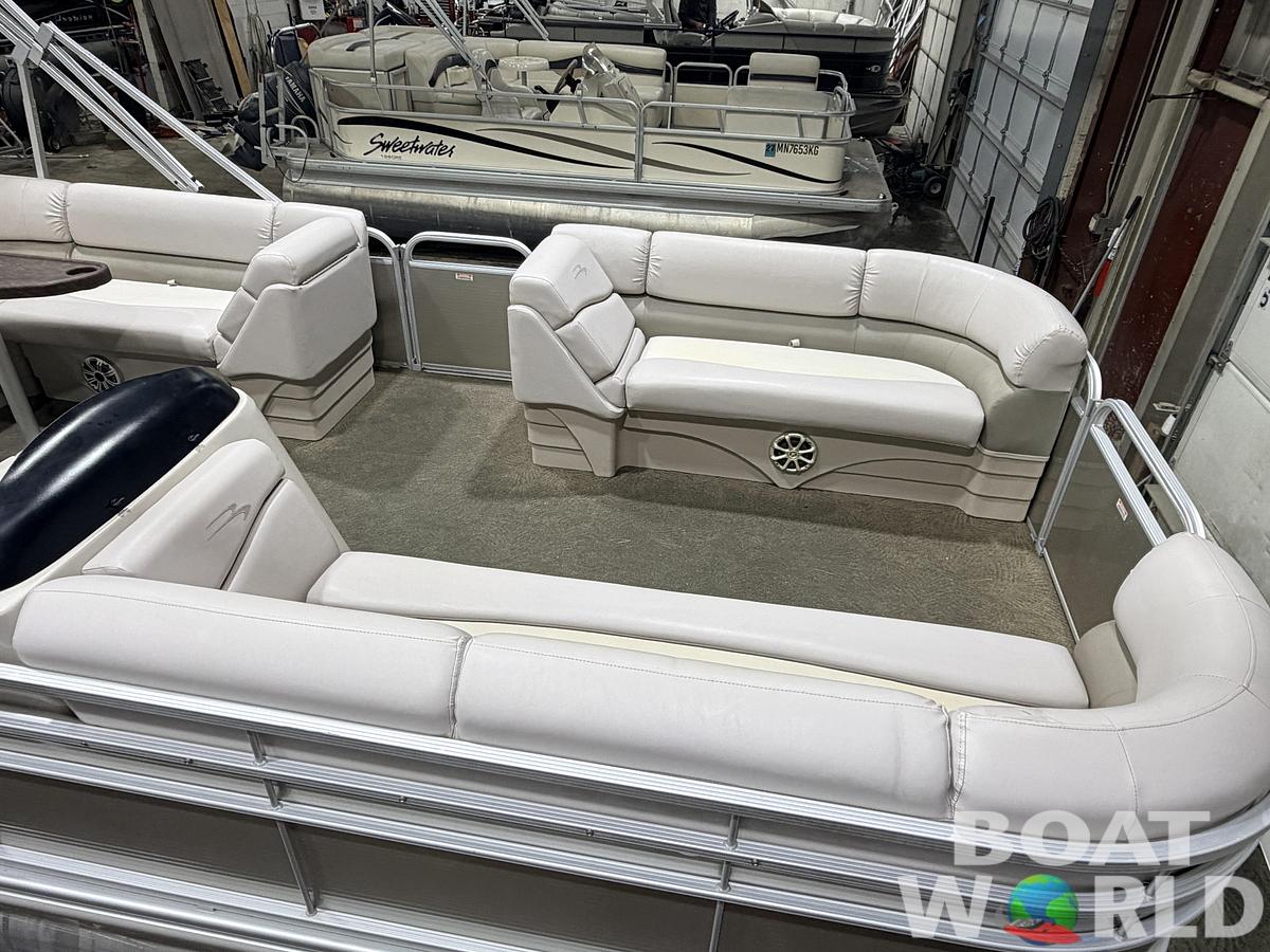 Used 2014 Bennington 21 SLX & 90HP Yamaha 4Stroke -$19,995