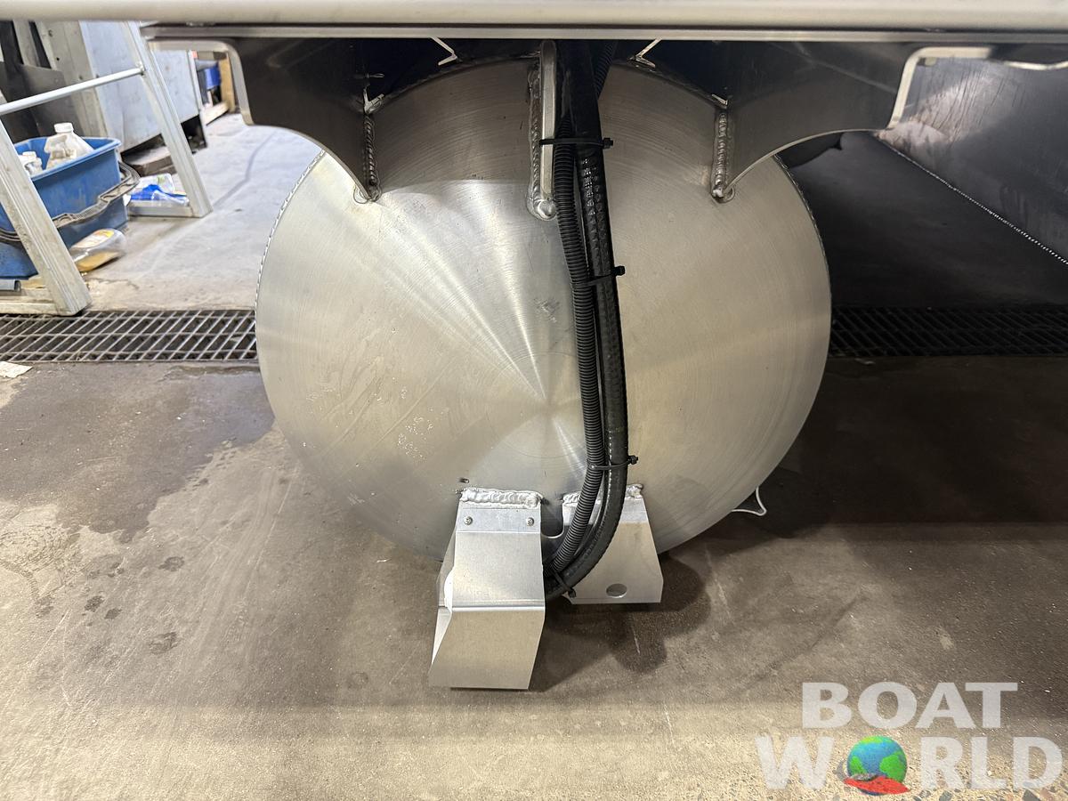 2026 Bentley Pontoons Legacy 223 Navigator Quad Lounge Tritoon 