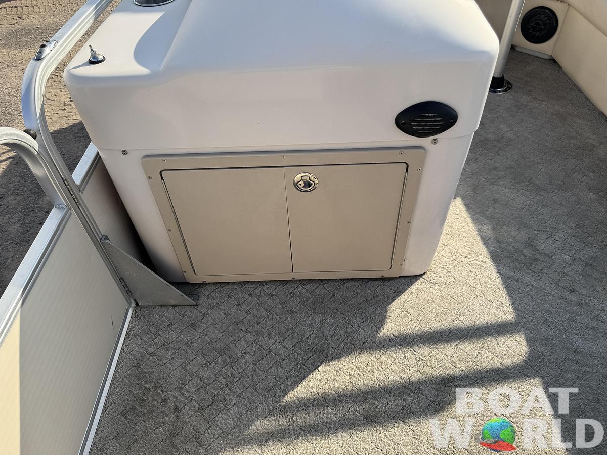 Used 2009 Weeres Family Fish Deluxe 220 Pontoon