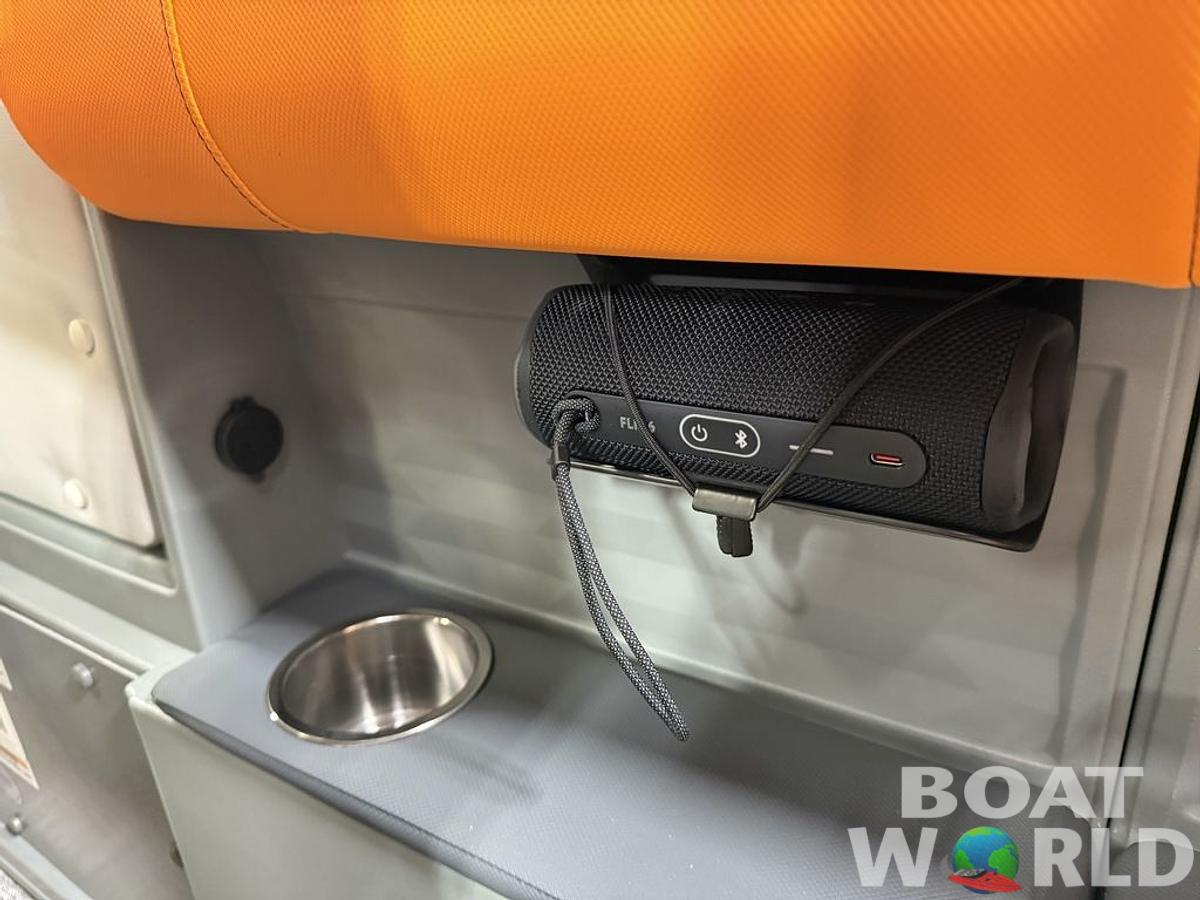 2025 Tahoe Pontoons Aura 2185 Quad Lounge & 90HP 4-Stroke EFI