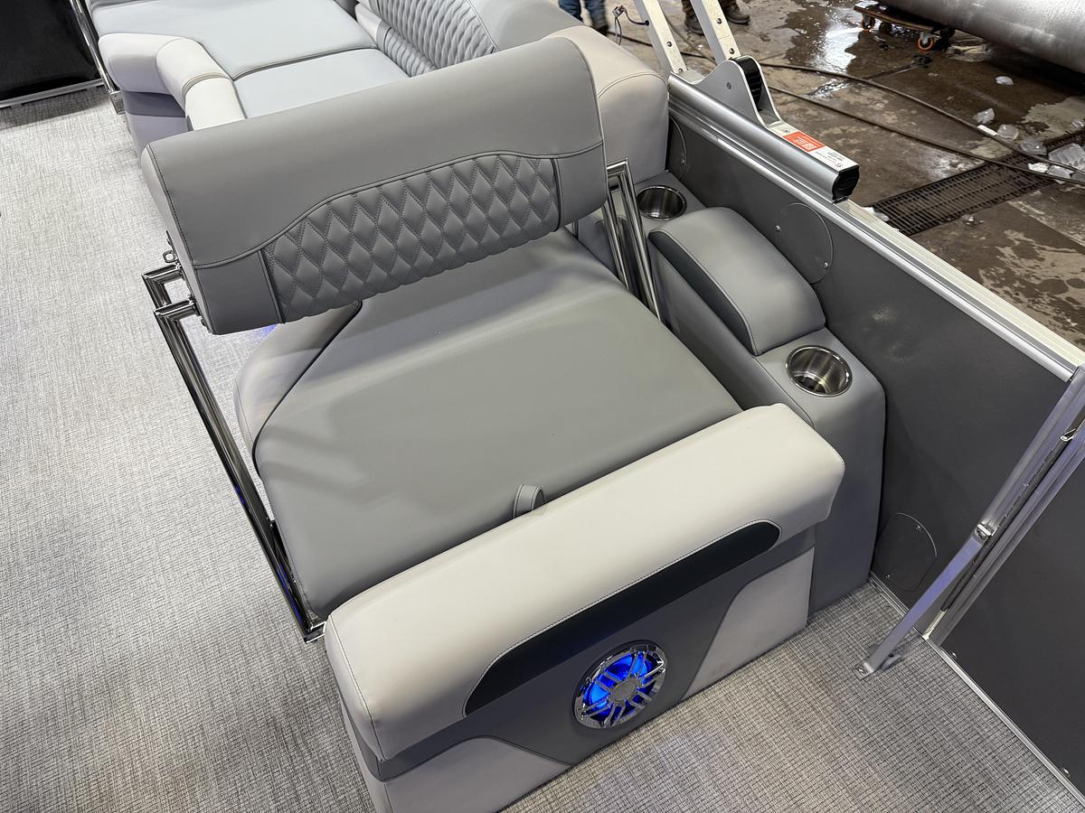 2025 Tahoe Pontoons Cascade 2385 Quad Lounge Shift Tritoon & 225HP 4-Stroke