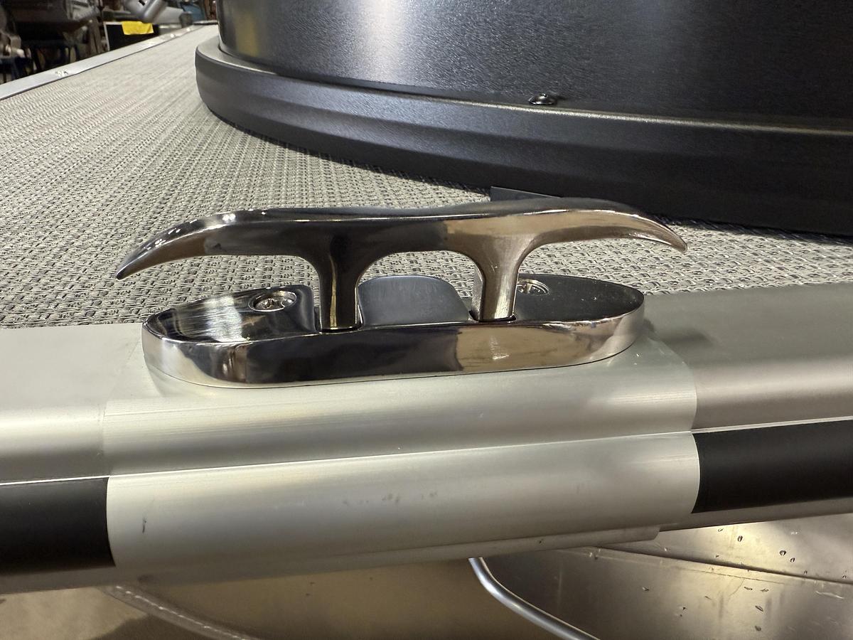 2025 Bentley Pontoons Legacy 220 Navigator Quad Lounge & Honda 4-Stroke EFI