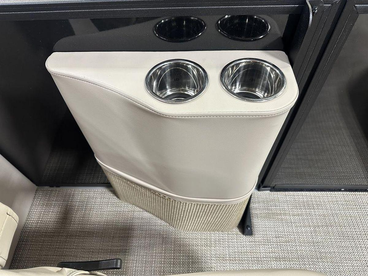 2025 Bentley Pontoons Legacy 200 Navigator Quad Lounge & Honda 4-Stroke EFI