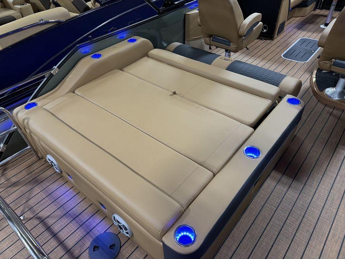 2025 Bentley Pontoons Elite 223 Swingback Tritoon & Honda 4-Stroke EFI