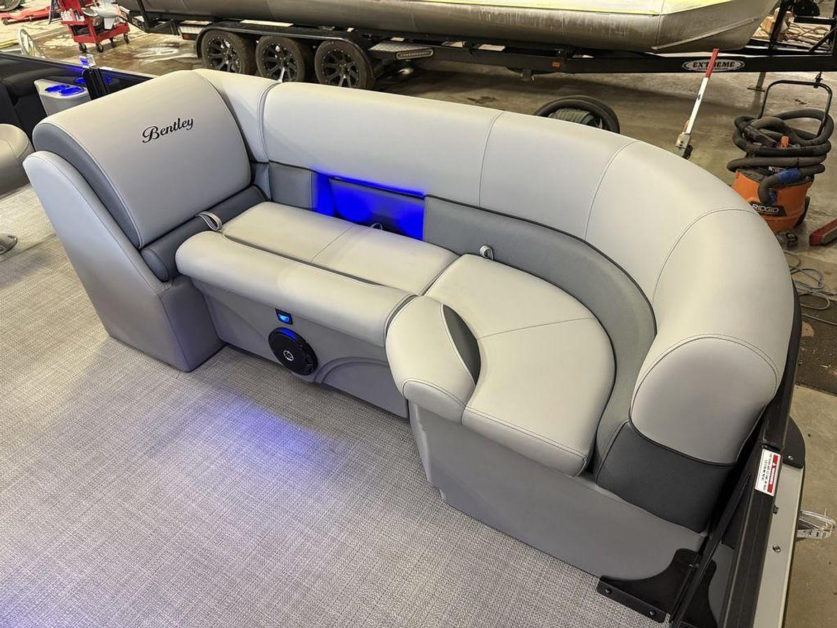 2026 Bentley Pontoons Legacy 220 Swingback & Honda 4-Stroke EFI